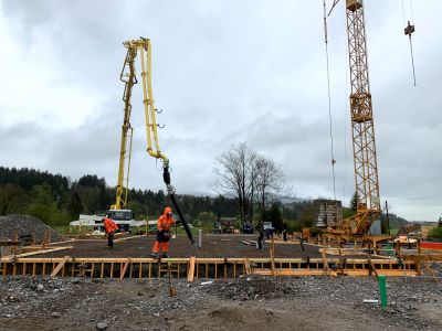 Am Freitag wurde die große Bodenplatte für die Mühle 11 in Altstädten mit insgesamt sechs Ferienwohnungen gegossen